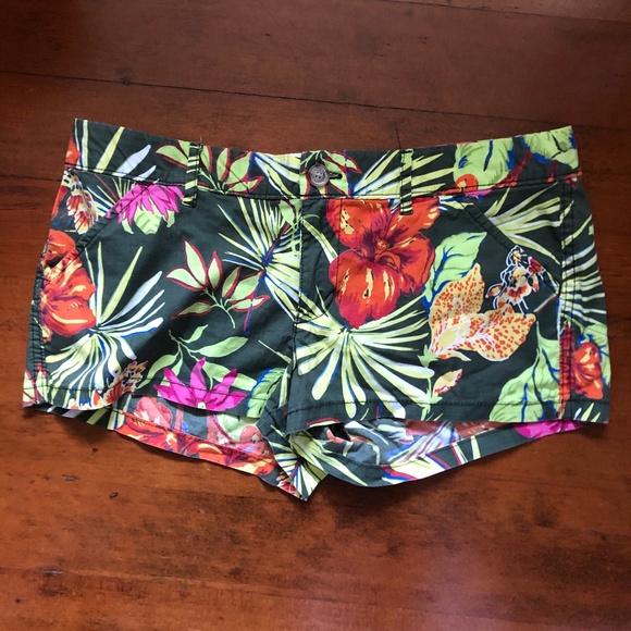 Hollister Pants - Tropical Print Shorts